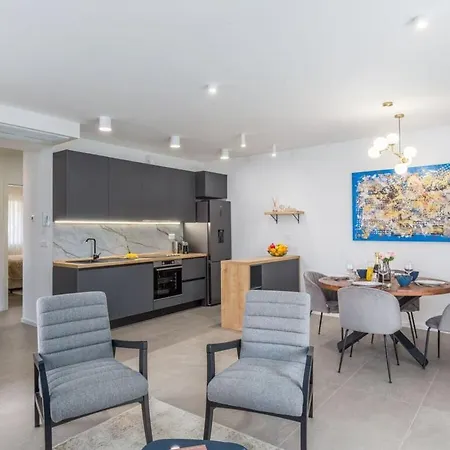Lemon 3 Premium Comfortable Holiday Porec